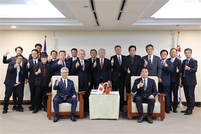 日本青森弘前市長會台南市長黃偉哲　雙方深化農產交流共同紀念台南400