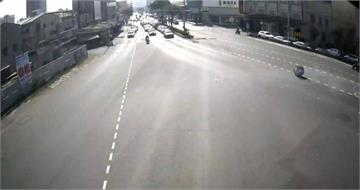 新車上路30分鐘就中獎　台南觀海橋「暴走輪胎」天降奇襲特斯拉