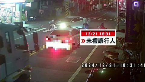 台南轎車轉彎險撞行人　3人急忙跳開驚險閃避