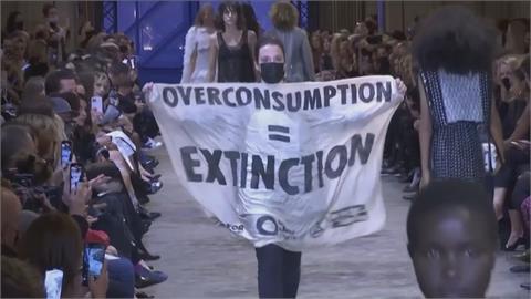 亂入LV時裝秀！環保人士舉抗議布條衝伸展台