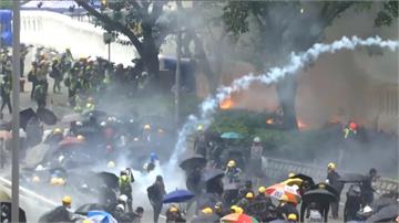 反送中／831示威港警催淚彈、水砲車驅離！民視記者遭擊中