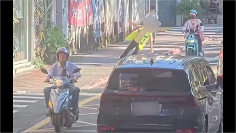 導護志工疑「熱暈」跌坐馬路　遭機車騎士撞上