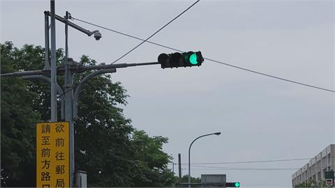 危險駕駛！　騎士連續兩個路口「翹孤輪」秀車技