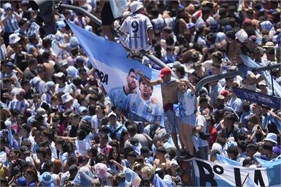 卡達世足／深入敵營？阿根廷奪冠2球迷「法國機場嗨爆」尷尬影片曝