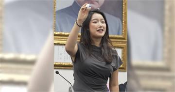 正妹幫郝龍斌代抽籤意外吸睛！爸爸說話了　網友嗨喊：出道演藝圈吧