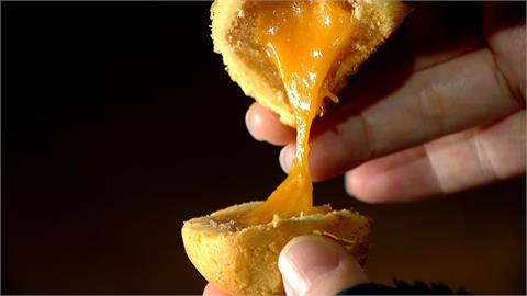 過年伴手禮！　糕餅老店二代改良鳳凰酥　鹹蛋黃內餡「會流心」