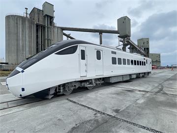 台鐵EMU3000首編特仕車抵台　預計明年春節開行花東線
