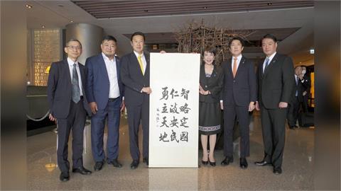 【淡江傳真】從石破茂到高市早苗 日本政壇爭索淡江張炳煌教授墨寶