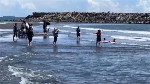 旗津海邊踏浪戲水被水母螫咬　多人皮膚紅腫熱痛