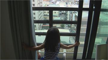 找媽媽？3歲女童爬窗台自3樓墜落樹枝緩衝！ 熱血鄰居一把抱住救命