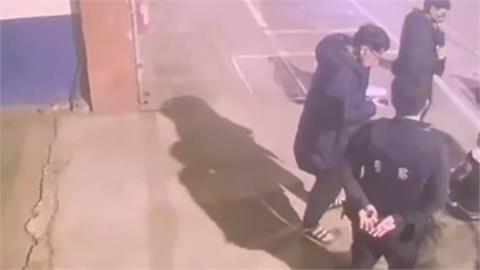用黑膠帶把車牌「F」貼成「E」　藏毒男子還是被逮了