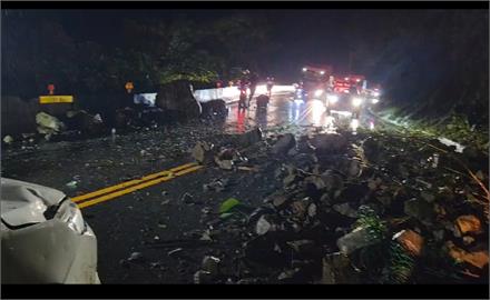 快新聞／蘇花公路「巨大落石」突砸小客車　駕駛雙腳骨折