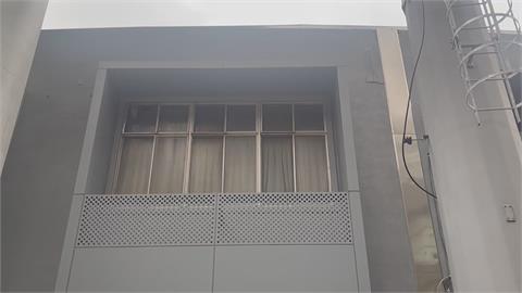 新竹棒球場民宅外牆裂縫　市府：粉刷層剝落　沒有結構問題