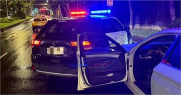 酒駕男停路中央昏睡！被叫醒嚇到撞警車　警方破窗逮人