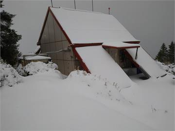快新聞／雪霸桃山積雪超過20公分　山屋蓋上皚皚白雪「絕美畫面曝」