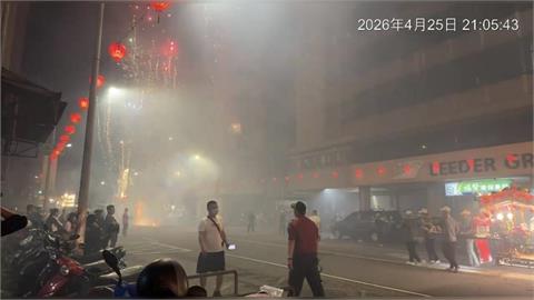 空品差！高雄鹽埕區道路煙霧瀰漫　竟是廟會遶境鞭炮惹禍！
