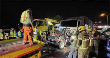 國道1號仁德段「7車連撞」！小客車被撞成廢鐵　5人受傷送醫