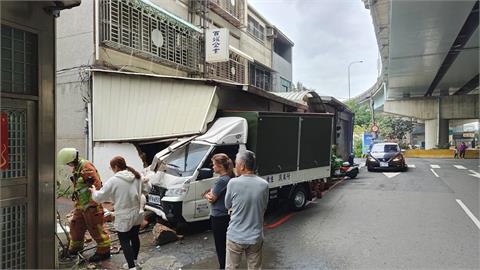 快新聞／開車恍神？新竹小貨車衝撞民宅　導致瓦斯外洩維修恐要20萬