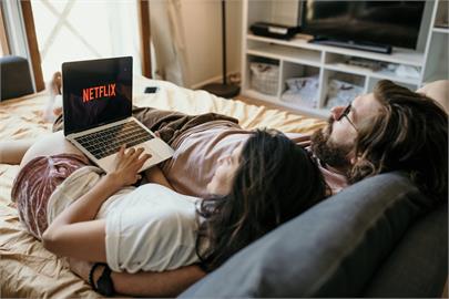 這間公司開出「超夢幻職缺」！躺床睡覺、看Netflix「年薪近百萬」
