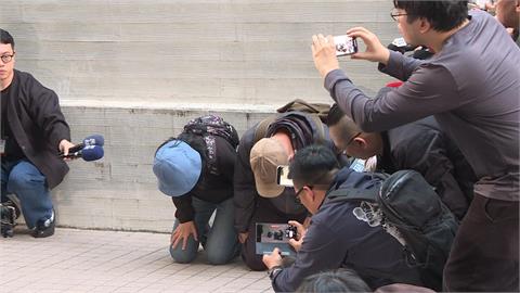 「我兒子犯下滔天大罪」　張文父親鞠躬、下跪、道歉