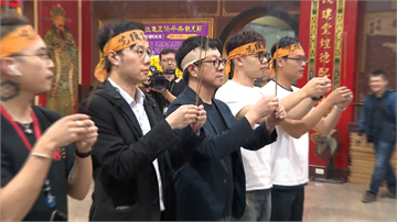 快新聞／對抗「韓粉」！尹立跪拜關聖帝君祈求「罷韓順利」