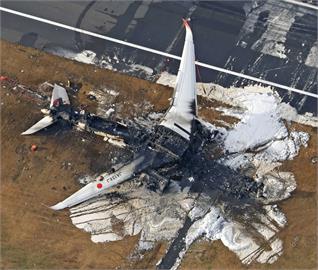 空拍畫面曝！2飛機燒成一團焦黑　羽田週三取消百航班　影響2萬旅客