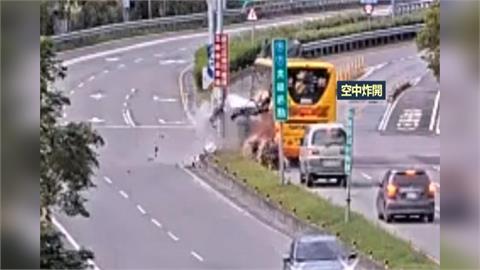 撞分隔島再撞遊覽車　台9線休旅車引擎噴飛