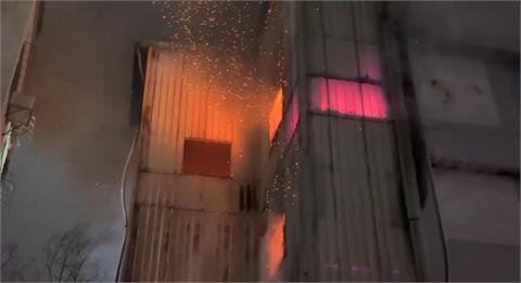 嘉義市倉庫大火！　火勢延燒街邊店面30多戶緊急逃生