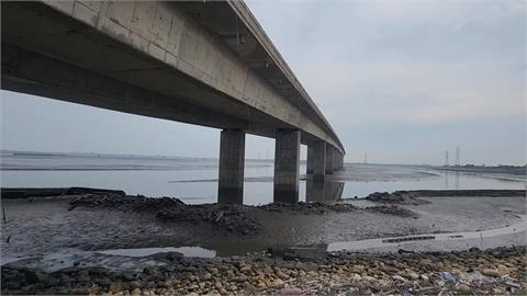 輪胎「投胎」？　砂石車疑輪軸斷裂　右前輪掉進海裡