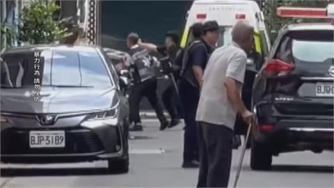 男子拿棍棒毆打父親與鄰居　還與到場員警搏命拚輸贏