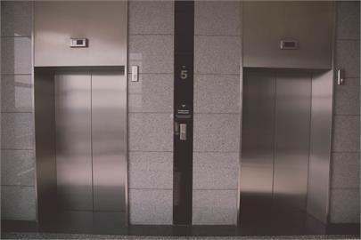 「詭電梯」殺人？上一秒撥電話「救我」下秒電梯衝上30樓女乘客慘死