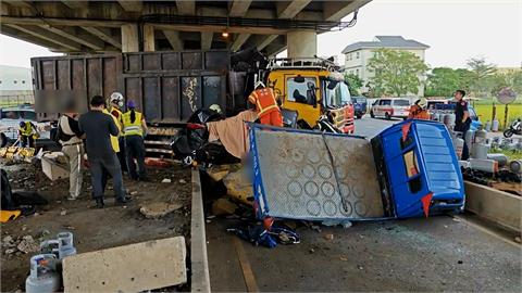 快新聞／桃園平鎮5車追撞！　轎車嚴重變形「車上4人受困」