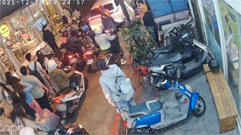 台中東海「炒飯街」機車違停多！　轎車鑽進卡住、後方人車塞爆