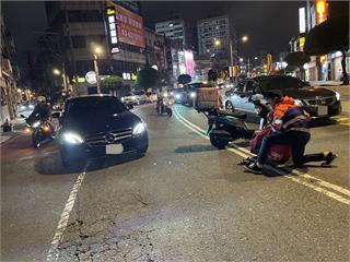 路樹才遭撞！桃園這路段又出事　轎車匯入撞翻外送員