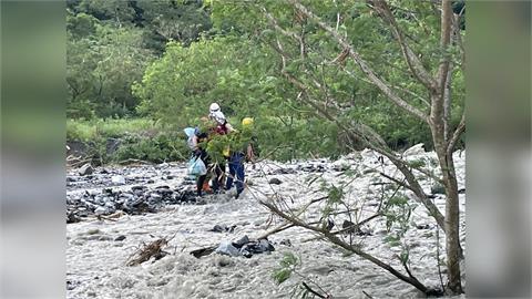 快新聞／驚險！蘇澳白米溪暴漲　警消攙扶受困民眾橫越湍急溪流