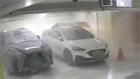 停車場變「洗車場」！　轎車撞消防設備　　天降白色泡沫