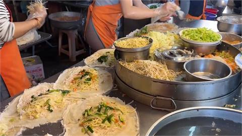 清明吃潤餅！　彰化老店一家老小出動包潤餅　凌晨４點就排隊