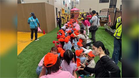 白沙屯媽最愛小孩!北上讚境沿途贈「紗布衣、小橘帽」與孩童結緣