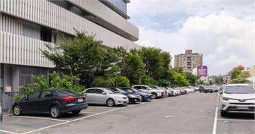 台中西屯男子凌晨驚悚墜落廂型車　車頂慘變現場驚魂