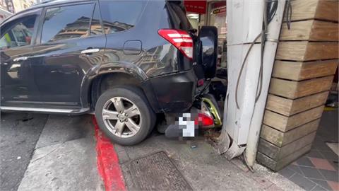 3次無照遭逮！　74歲男倒車撞騎樓　騎士驚險躲死神