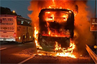 快新聞／國道1號八堵交流道「遊覽車熊熊燃燒」　駭人畫面曝光