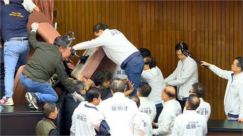 快分享！藍白亂擋預算長照體制會怎樣？37秒影片網嚇喊「要轉給長輩」