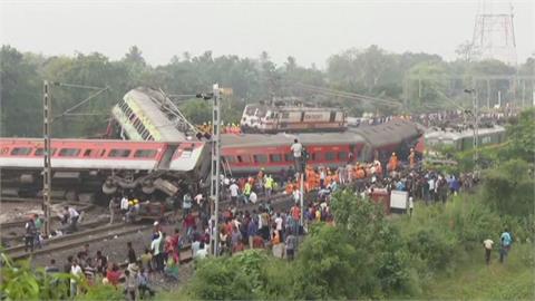 印度3火車相撞！車廂翻覆、變形　至少288人喪命近900人受傷