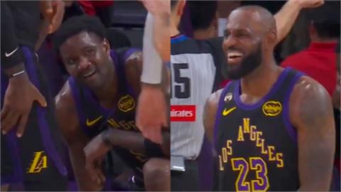 NBA(影)／超壞！湖人中鋒艾頓「小頭挨揍」詹皇、聰明哥「忍不住狂笑」看隊友跪地