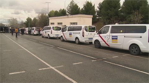 接送烏克蘭難民　西班牙暖心計程車隊前進波蘭