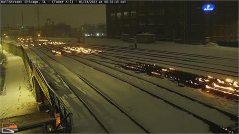 美國芝加哥降暴風雪　鐵路公司點火替鐵道保溫