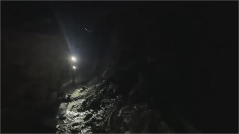 看海睡著醒來漲潮「路沒了」　高雄柴山男受困峭壁