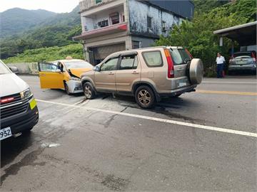 快新聞／疲勞釀禍？宜蘭休旅車衝對向撞小黃　車頭瞬間起火5人送醫