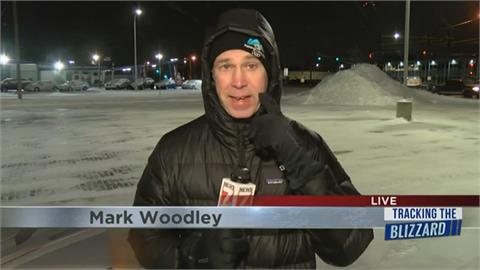超厭世！體育主播臨時被找代班跑外景　爆笑連線美國大雪