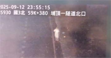 國道3號深夜車禍！駕駛自撞護欄逃逸　落跑畫面全被拍